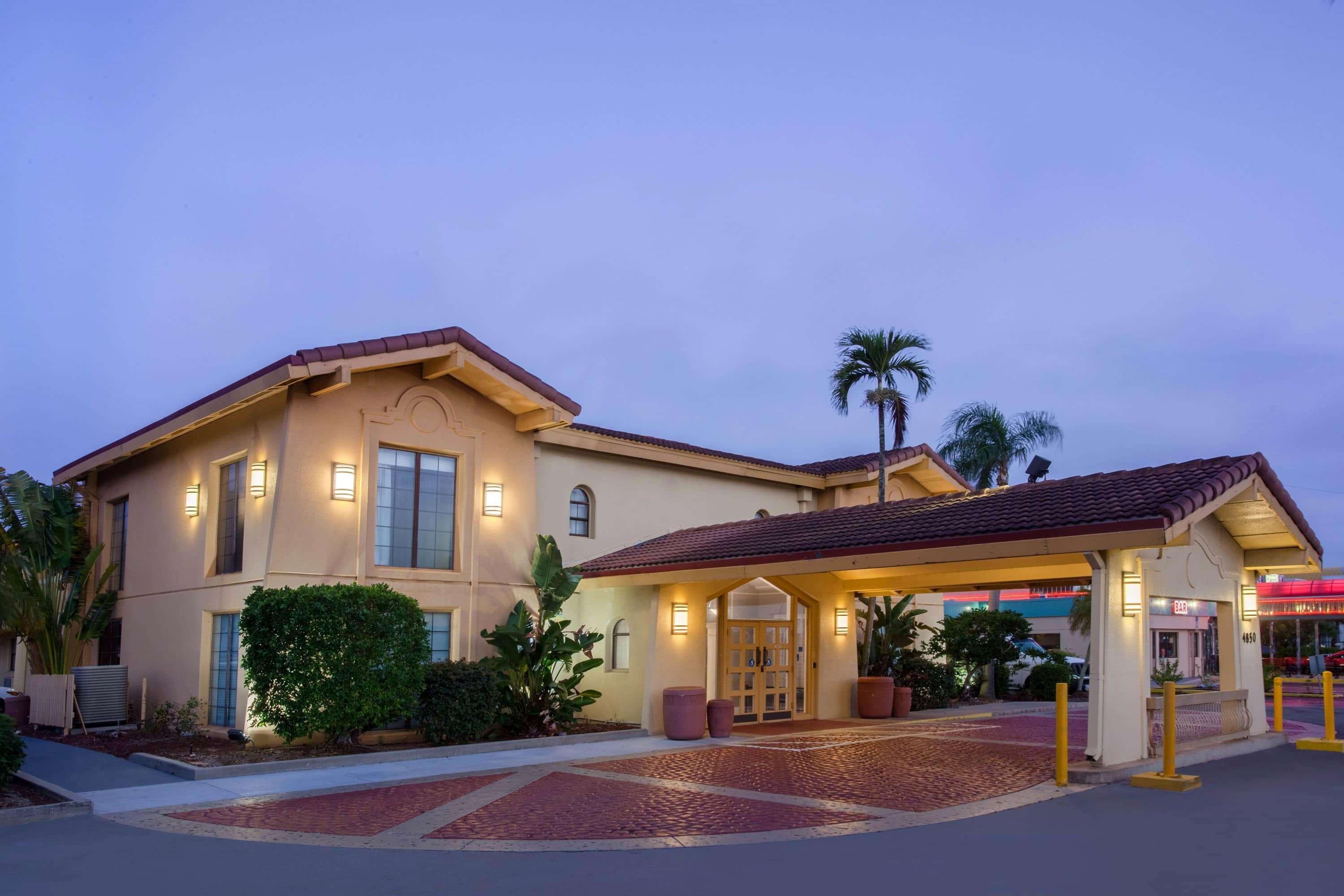 Baymont By Wyndham Fort Myers Central Zewnętrze zdjęcie