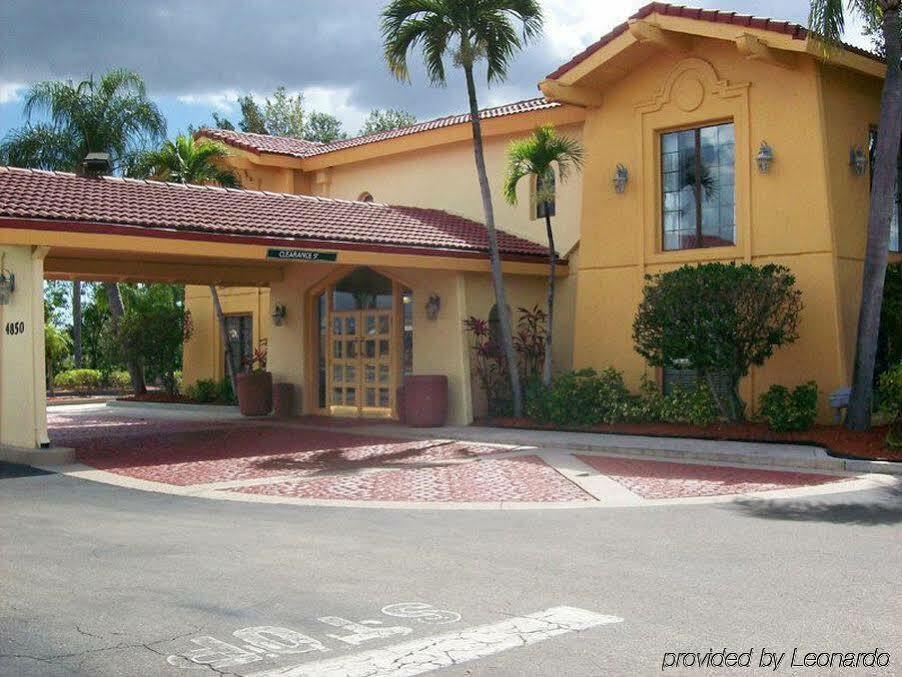 Baymont By Wyndham Fort Myers Central Zewnętrze zdjęcie
